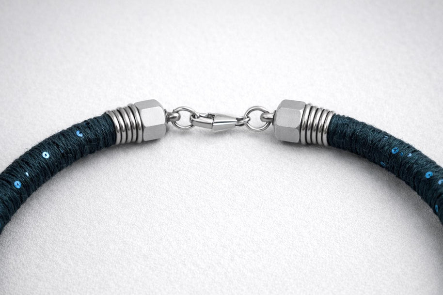 Choker con avventurina verde petrolio | Girocollo artigianale in alluminio modellato| Collana alternativa con pietra naturale| Idea regalo