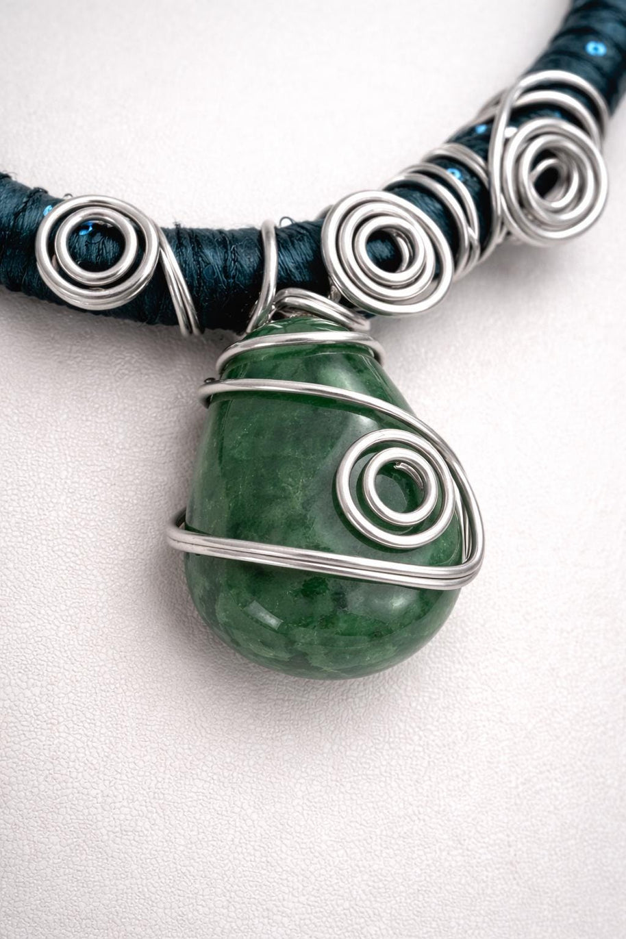 Choker con avventurina verde petrolio | Girocollo artigianale in alluminio modellato| Collana alternativa con pietra naturale| Idea regalo