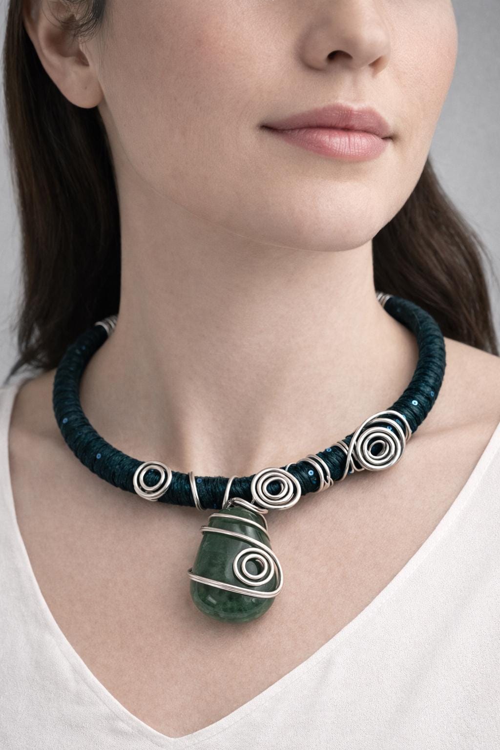 Choker con avventurina verde petrolio | Girocollo artigianale in alluminio modellato| Collana alternativa con pietra naturale| Idea regalo