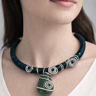 Choker con avventurina verde petrolio | Girocollo artigianale in alluminio modellato| Collana alternativa con pietra naturale| Idea regalo