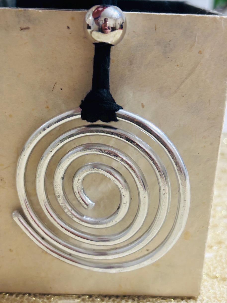 Collana spirale argento martellato su cordino nero regolabile | Ciondolo statement moderno Urban Ritual | Gioiello donna minimal contemporan