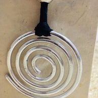 Collana spirale argento martellato su cordino nero regolabile | Ciondolo statement moderno Urban Ritual | Gioiello donna minimal contemporan