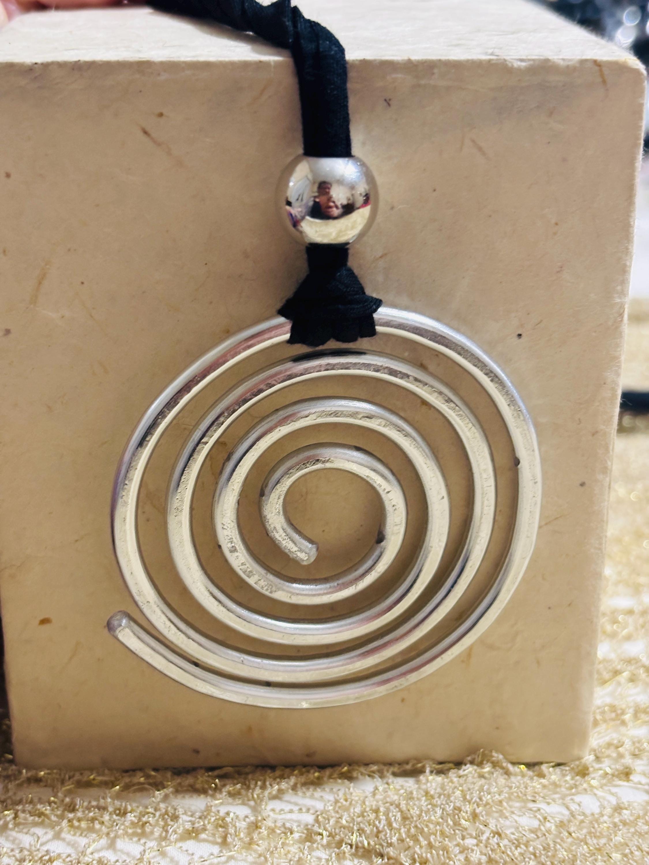 Collana spirale argento martellato su cordino nero regolabile | Ciondolo statement moderno Urban Ritual | Gioiello donna minimal contemporan