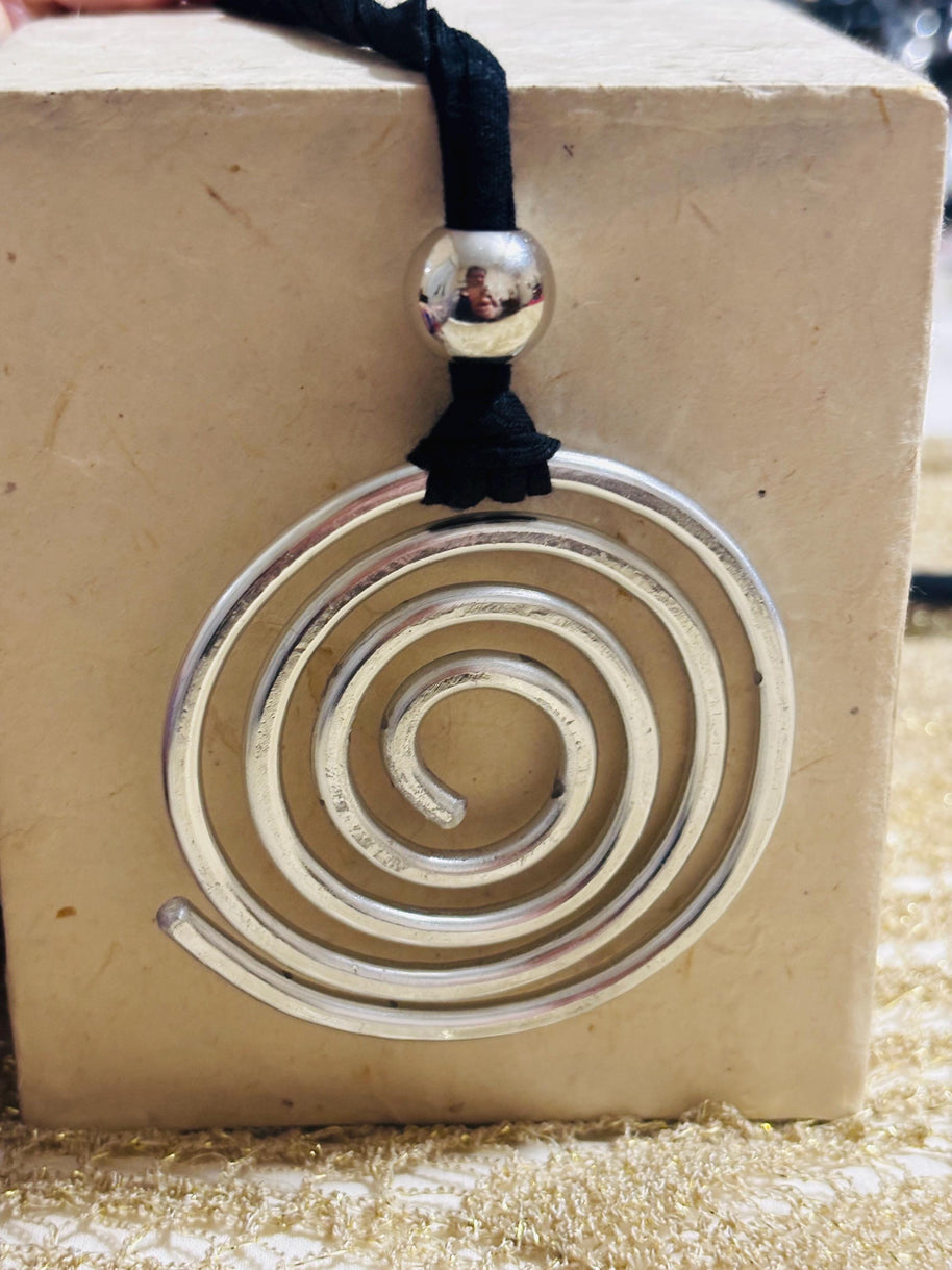 Collana spirale argento martellato su cordino nero regolabile | Ciondolo statement moderno Urban Ritual | Gioiello donna minimal contemporan