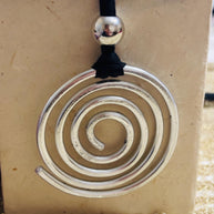 Collana spirale argento martellato su cordino nero regolabile | Ciondolo statement moderno Urban Ritual | Gioiello donna minimal contemporan