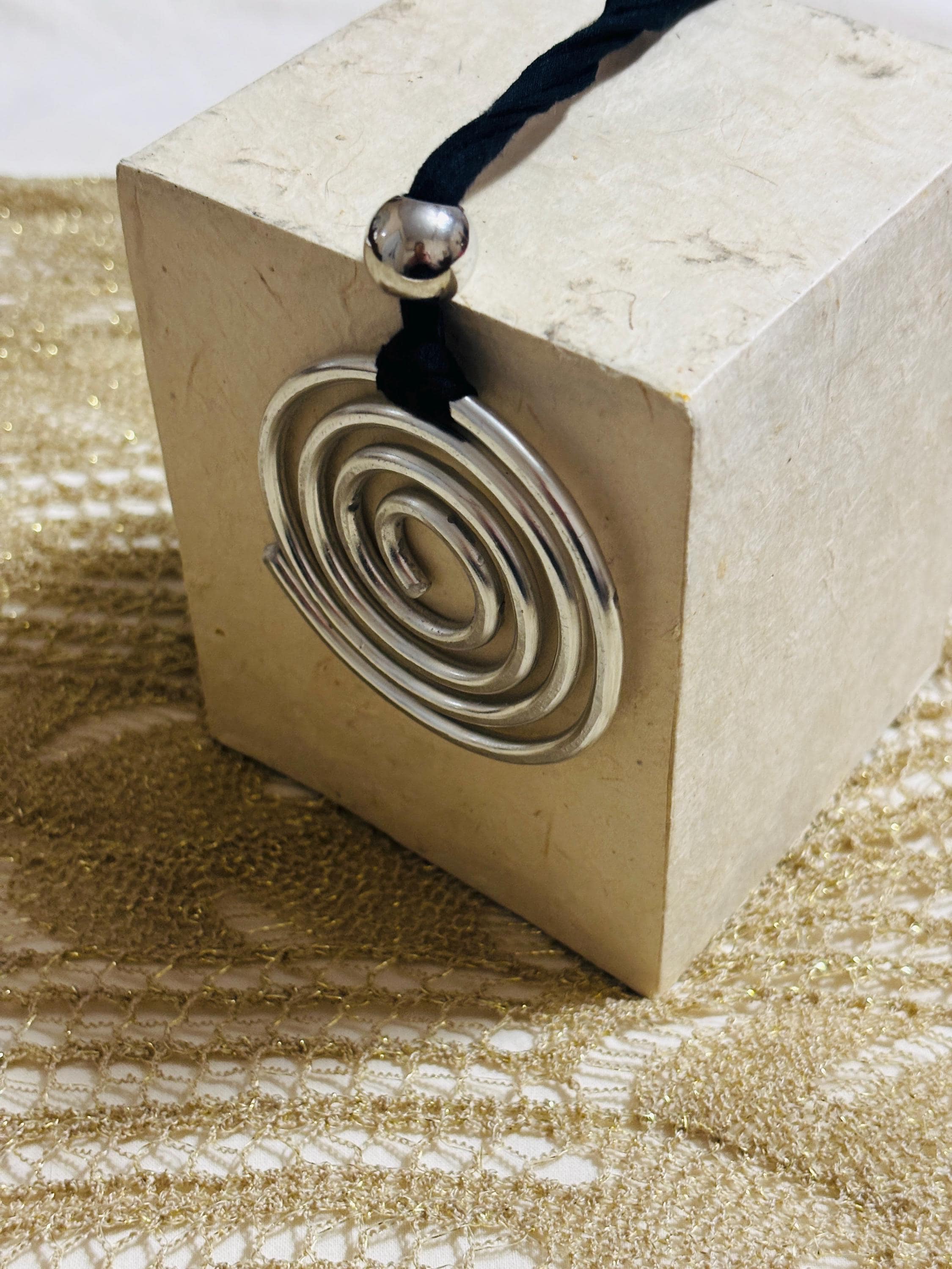 Collana spirale argento martellato su cordino nero regolabile | Ciondolo statement moderno Urban Ritual | Gioiello donna minimal contemporan