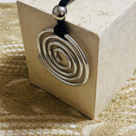 Collana spirale argento martellato su cordino nero regolabile | Ciondolo statement moderno Urban Ritual | Gioiello donna minimal contemporan