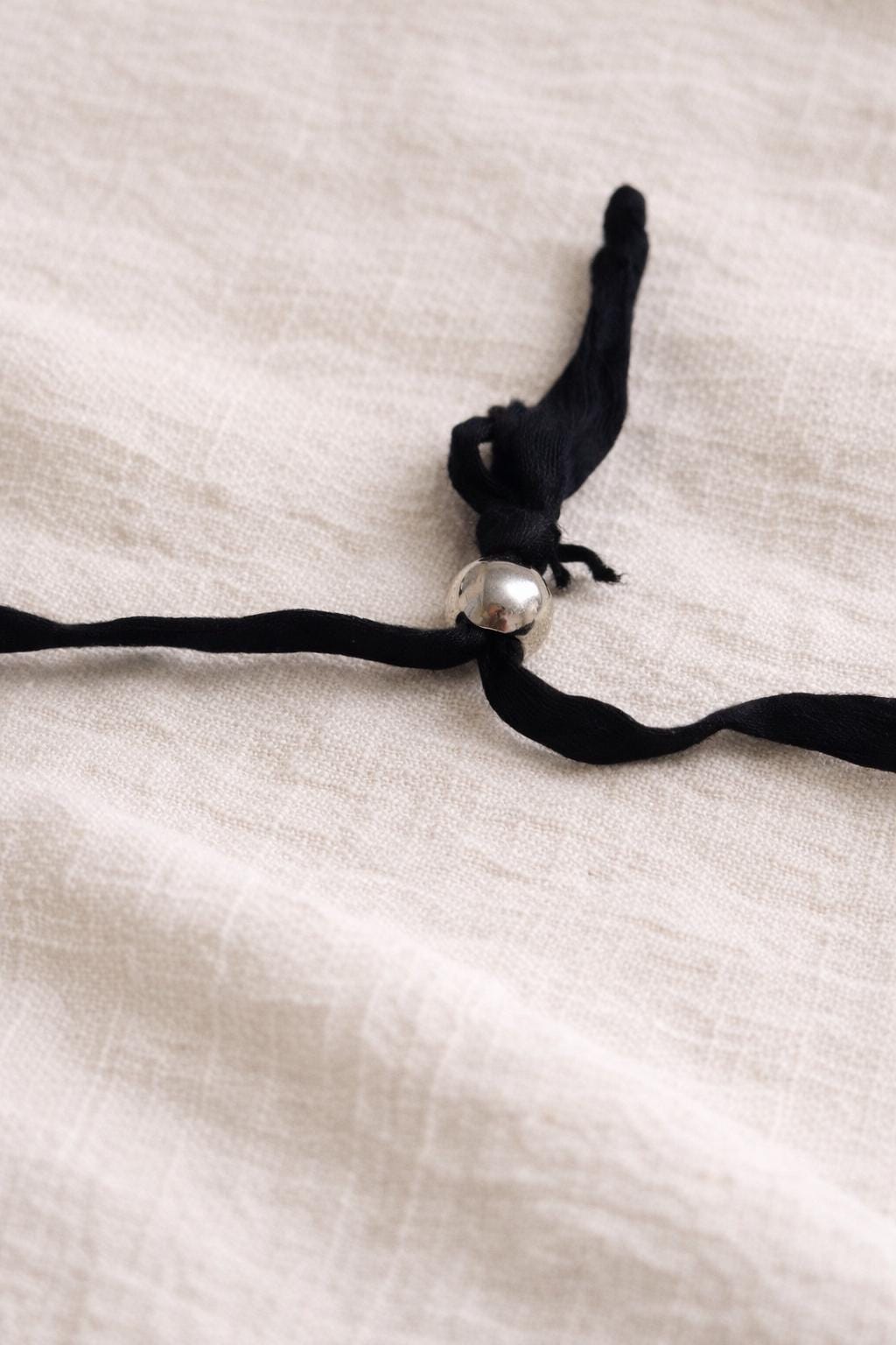 Collana spirale argento martellato su cordino nero regolabile | Ciondolo statement moderno Urban Ritual | Gioiello donna minimal contemporan