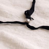 Collana spirale argento martellato su cordino nero regolabile | Ciondolo statement moderno Urban Ritual | Gioiello donna minimal contemporan