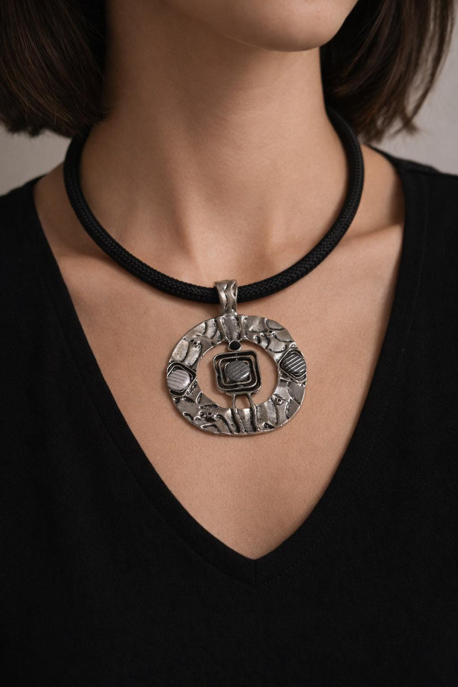 Collana etnica con ciondolo grande argento anticato | Girocollo tribale regolabile | Collana boho donna statement