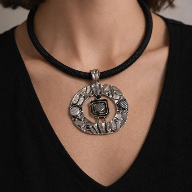 Collana etnica con ciondolo grande argento anticato | Girocollo tribale regolabile | Collana boho donna statement