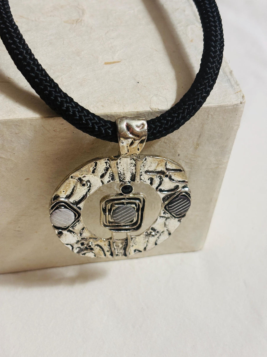 Collana etnica con ciondolo grande argento anticato | Girocollo tribale regolabile | Collana boho donna statement