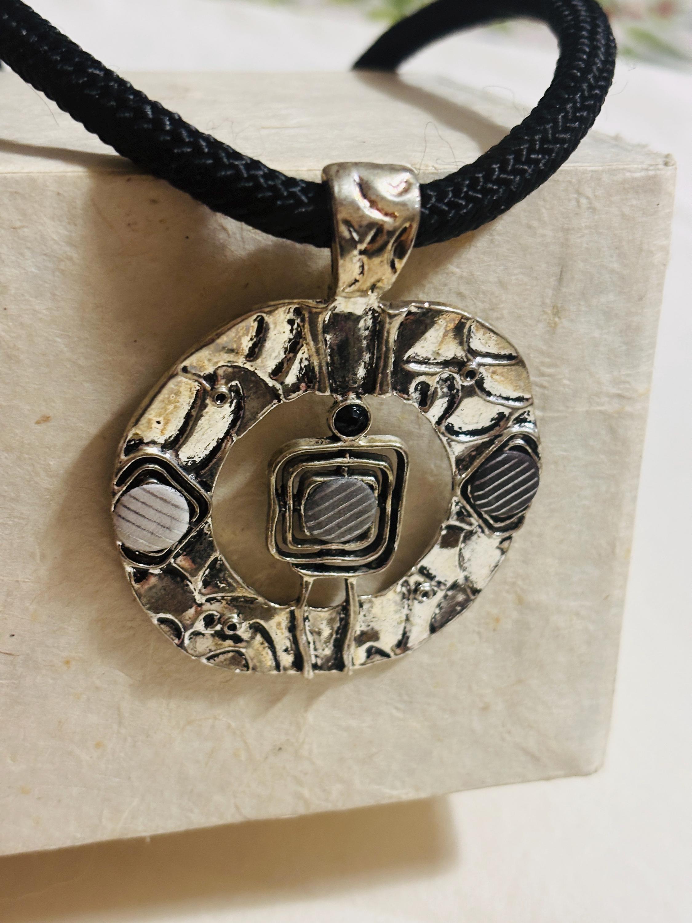 Collana etnica con ciondolo grande argento anticato | Girocollo tribale regolabile | Collana boho donna statement