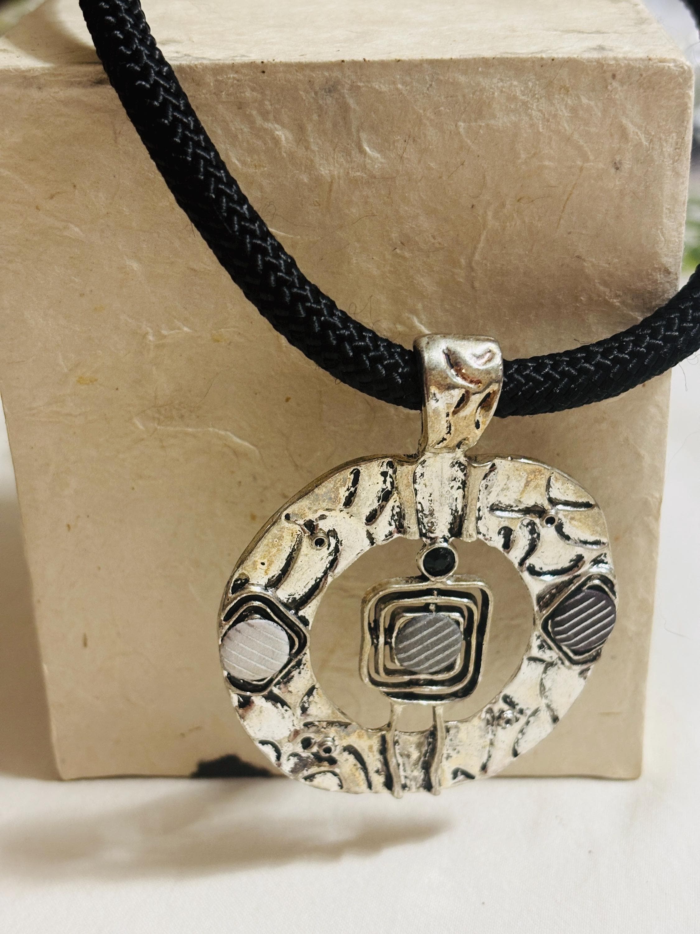 Collana etnica con ciondolo grande argento anticato | Girocollo tribale regolabile | Collana boho donna statement