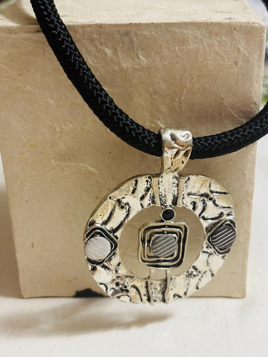 Collana etnica con ciondolo grande argento anticato | Girocollo tribale regolabile | Collana boho donna statement