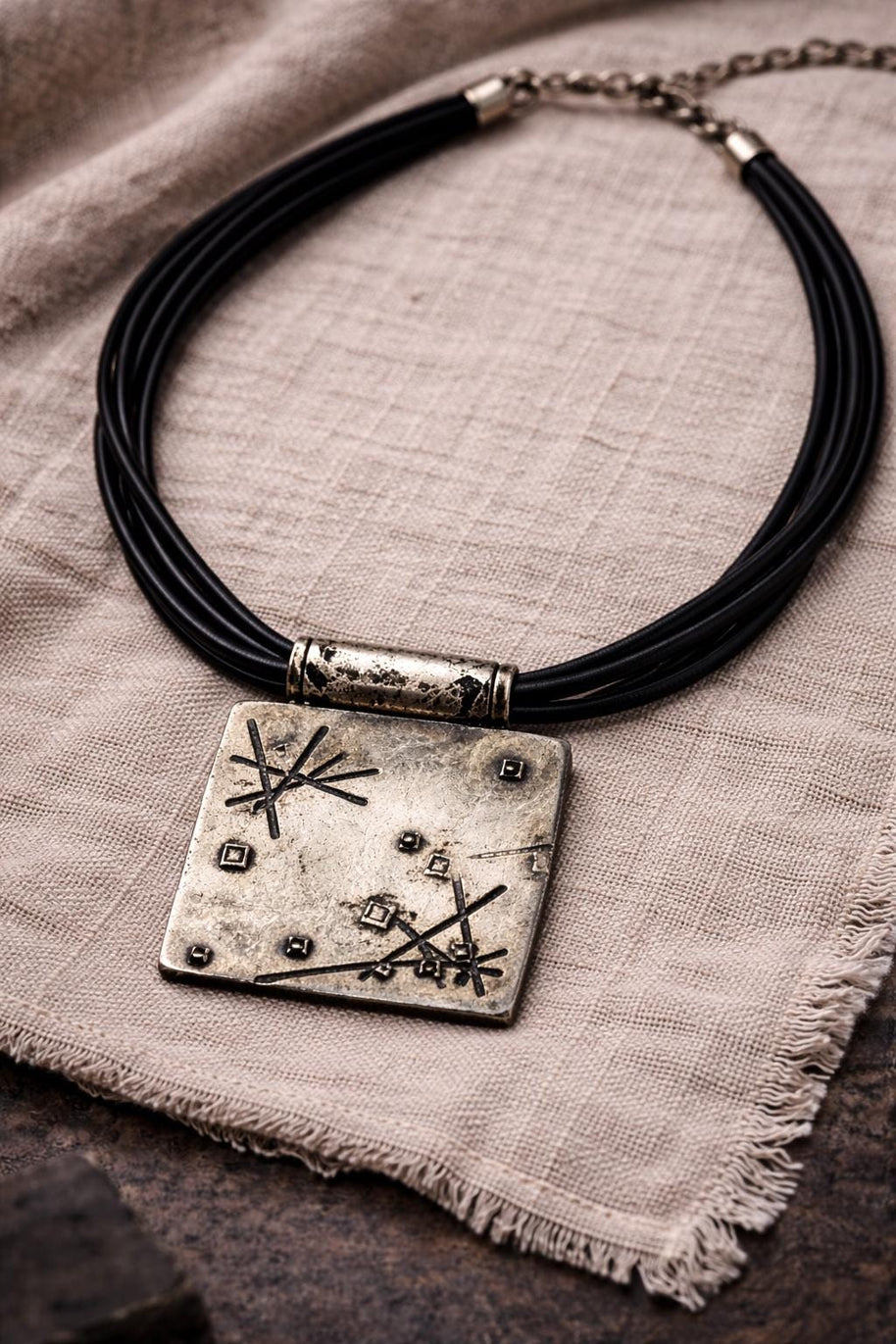 Collana industriale donna nera con maxi ciondolo quadrato argento | Gioiello rock statement urban regolabile