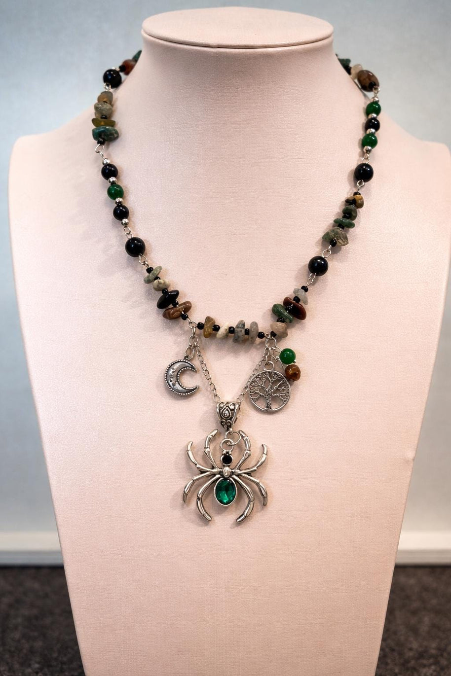 Collana ragno con pietre naturali verde nero | Collana witchy con luna e albero della vita| Gioiello boho spirituale donna