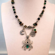 Collana ragno con pietre naturali verde nero | Collana witchy con luna e albero della vita| Gioiello boho spirituale donna