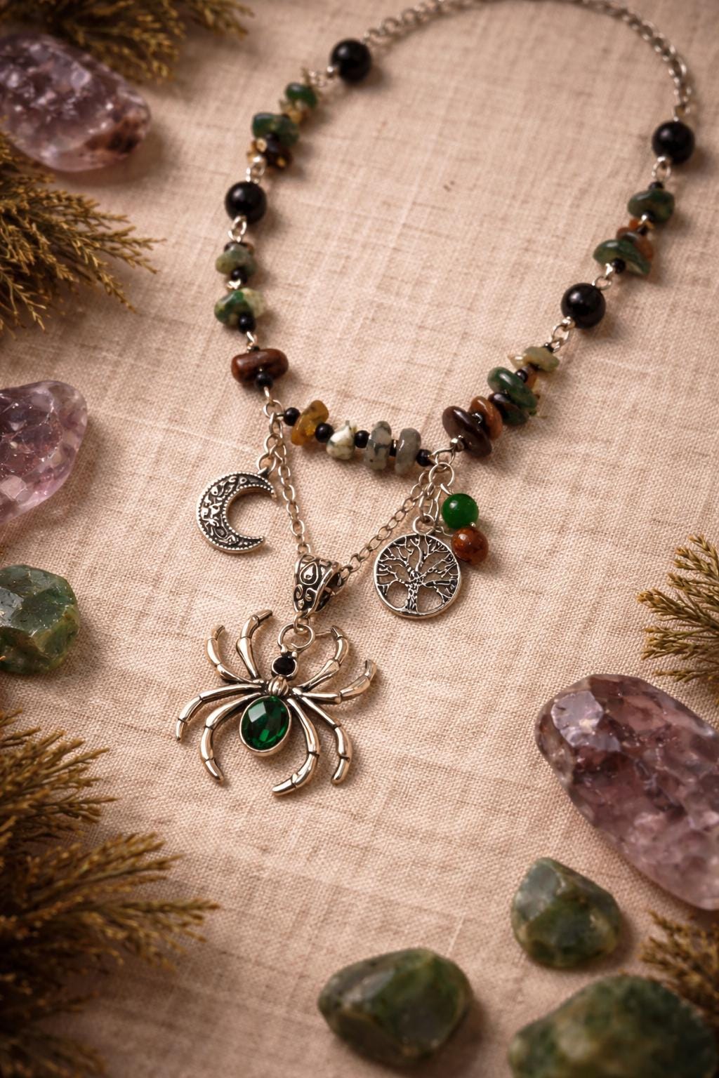 Collana ragno con pietre naturali verde nero | Collana witchy con luna e albero della vita| Gioiello boho spirituale donna