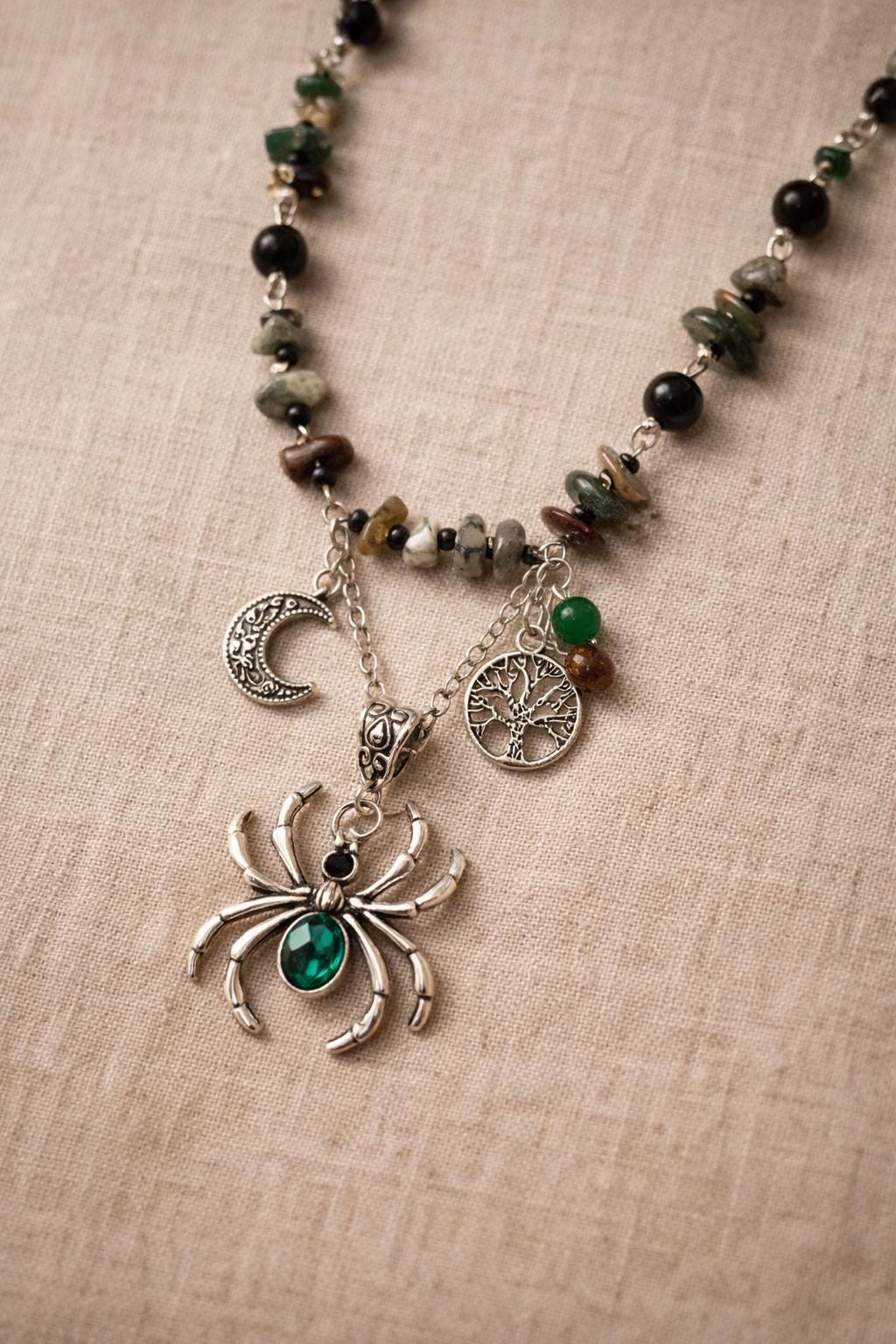 Collana ragno con pietre naturali verde nero | Collana witchy con luna e albero della vita| Gioiello boho spirituale donna