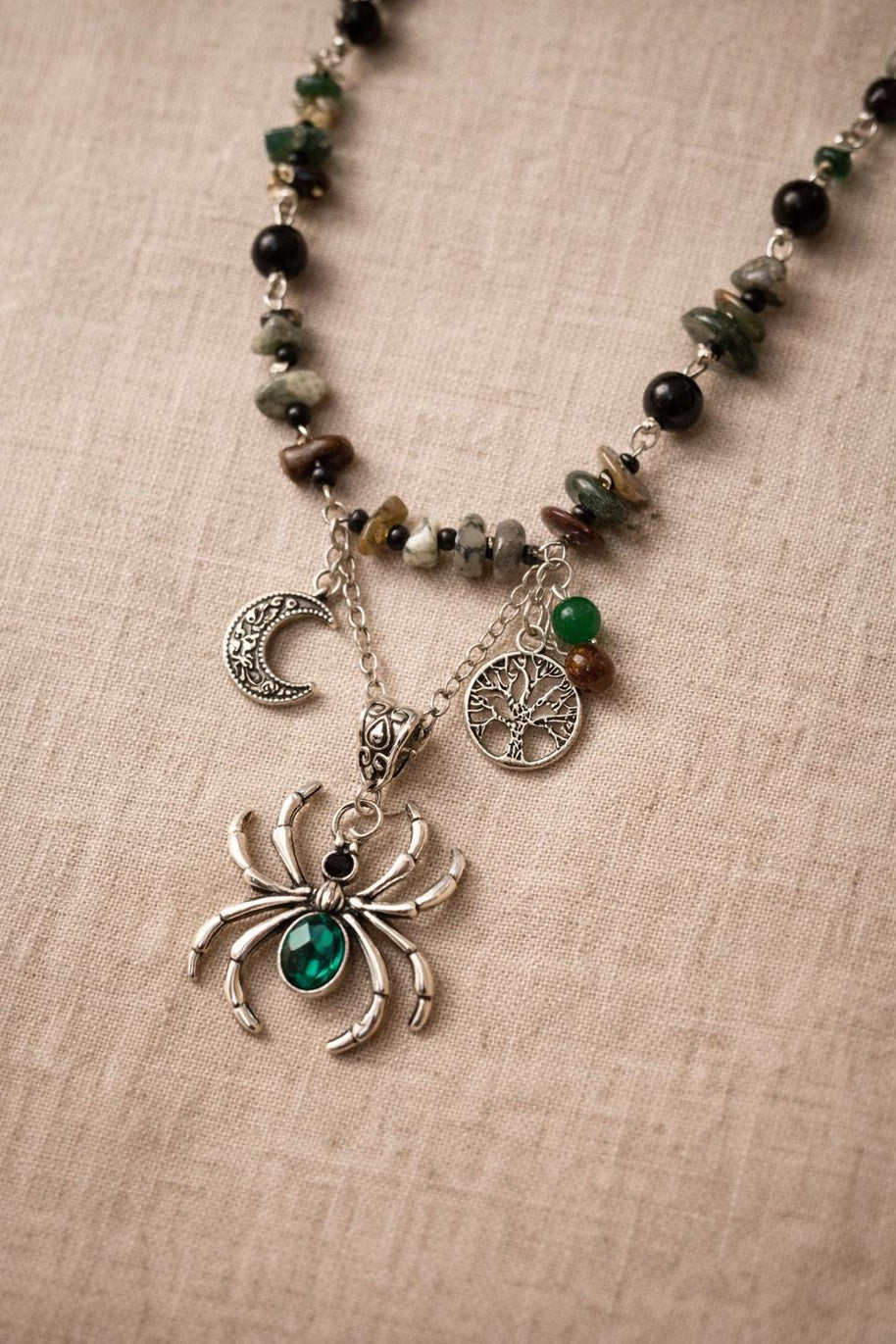 Collana ragno con pietre naturali verde nero | Collana witchy con luna e albero della vita| Gioiello boho spirituale donna