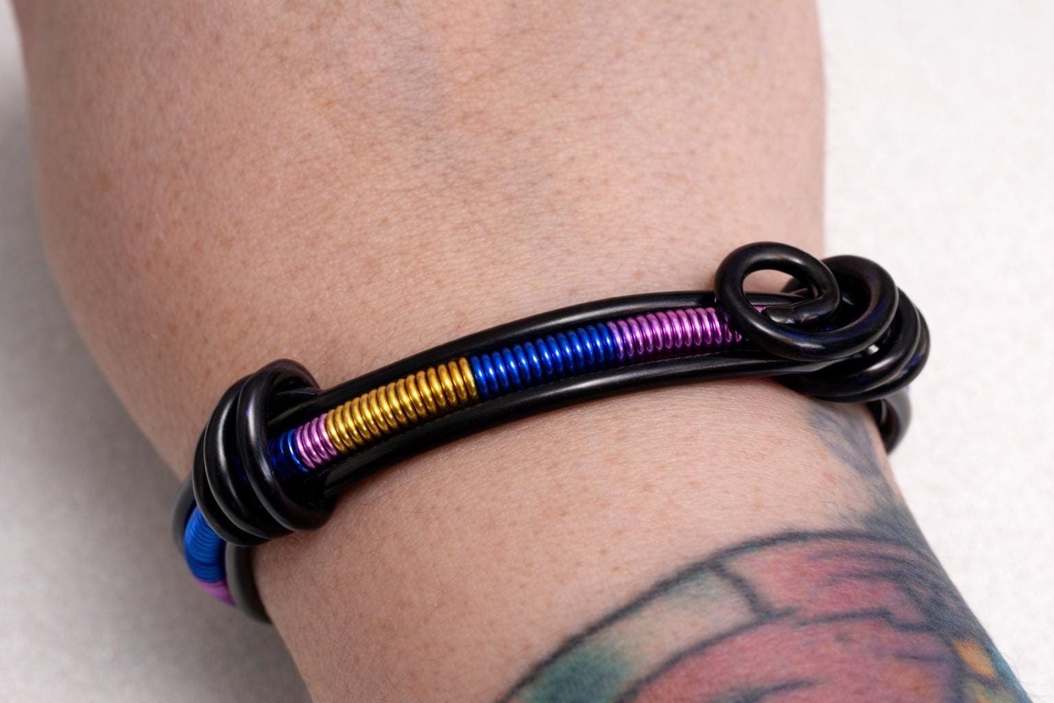 Bracciale rigido nero in alluminio con spirali| Bracciale aperto regorabile minimal| Gioiello stile industriale moderno| Regalo unisex