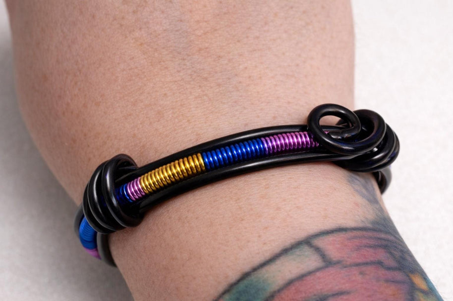 Bracciale rigido nero in alluminio con spirali| Bracciale aperto regorabile minimal| Gioiello stile industriale moderno| Regalo unisex