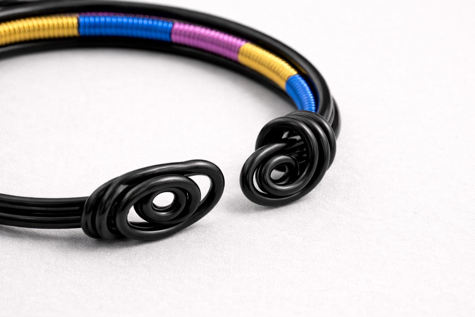 Bracciale rigido nero in alluminio con spirali| Bracciale aperto regorabile minimal| Gioiello stile industriale moderno| Regalo unisex