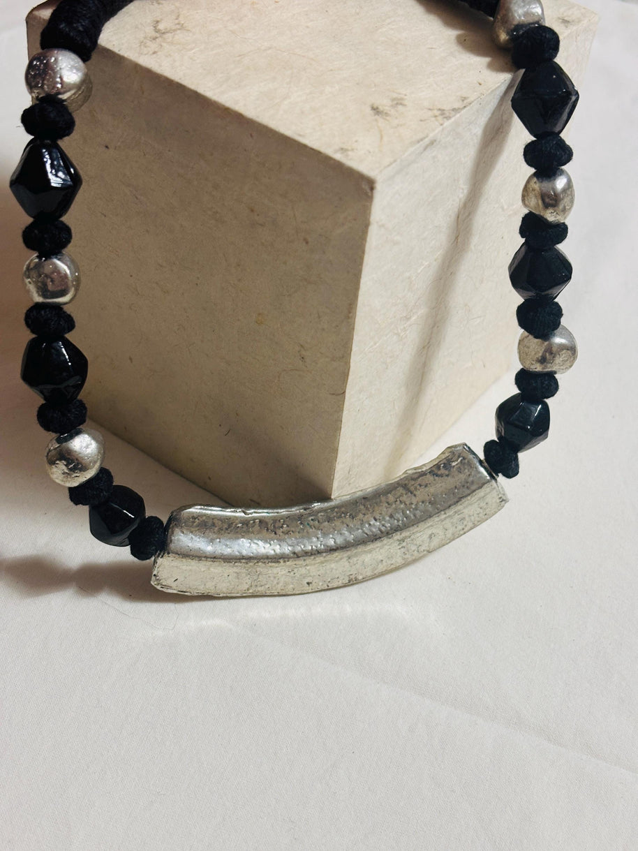 Collana nera e argento stile rock urbano con ciondolo curvo martellato | Gioiello artigianale donna strong minimal contemporaneo