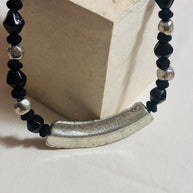 Collana nera e argento stile rock urbano con ciondolo curvo martellato | Gioiello artigianale donna strong minimal contemporaneo