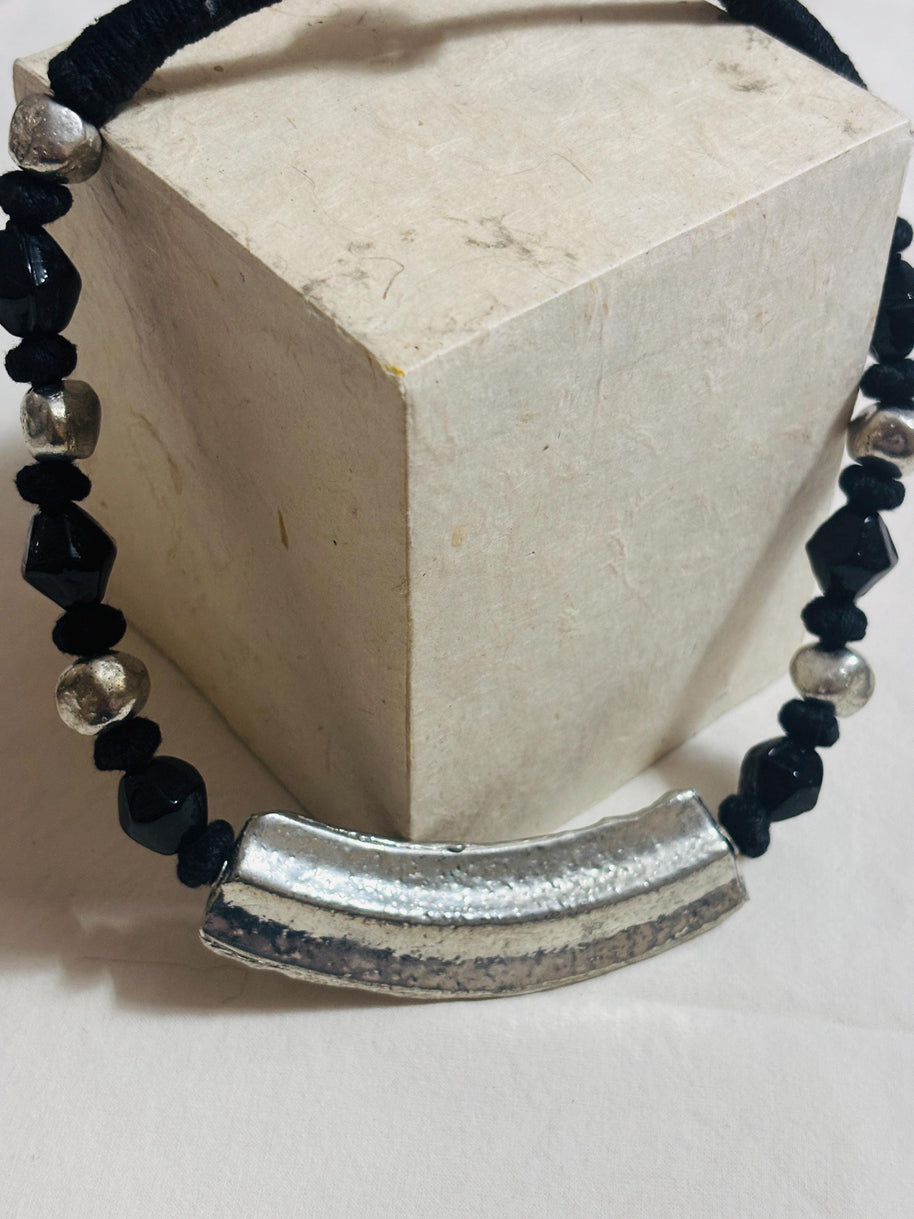 Collana nera e argento stile rock urbano con ciondolo curvo martellato | Gioiello artigianale donna strong minimal contemporaneo
