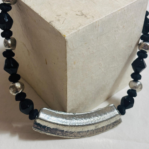 Collana nera e argento stile rock urbano con ciondolo curvo martellato | Gioiello artigianale donna strong minimal contemporaneo