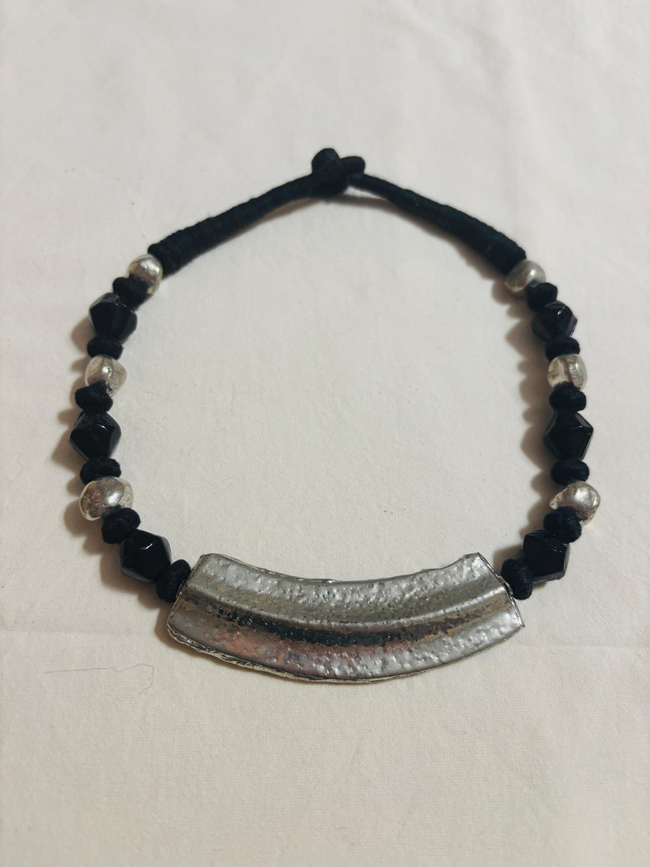Collana nera e argento stile rock urbano con ciondolo curvo martellato | Gioiello artigianale donna strong minimal contemporaneo