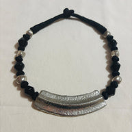 Collana nera e argento stile rock urbano con ciondolo curvo martellato | Gioiello artigianale donna strong minimal contemporaneo