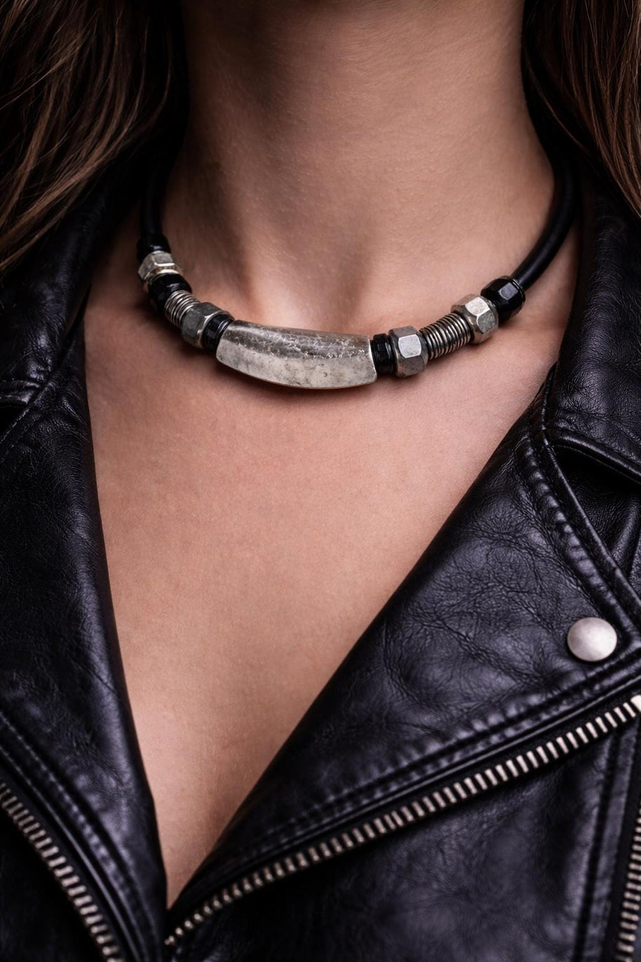 Collana nera e argento stile rock urbano con ciondolo curvo martellato | Gioiello artigianale donna strong minimal contemporaneo