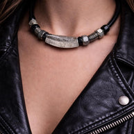 Collana nera e argento stile rock urbano con ciondolo curvo martellato | Gioiello artigianale donna strong minimal contemporaneo