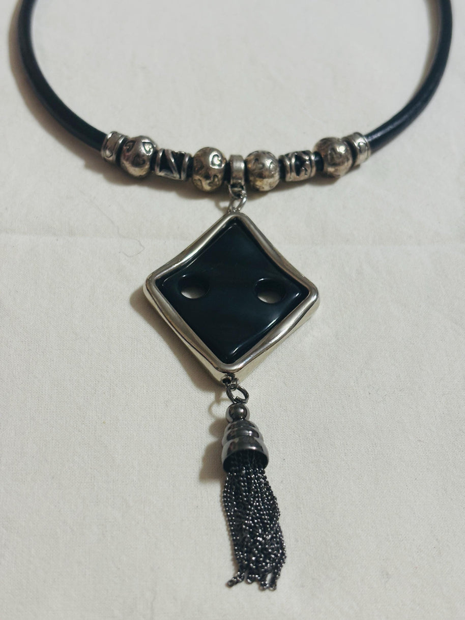 Collana rombo nero con nappina | Girocollo dark elegante con ciondolo geometrico | Collana gotica moderna donna