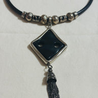 Collana rombo nero con nappina | Girocollo dark elegante con ciondolo geometrico | Collana gotica moderna donna