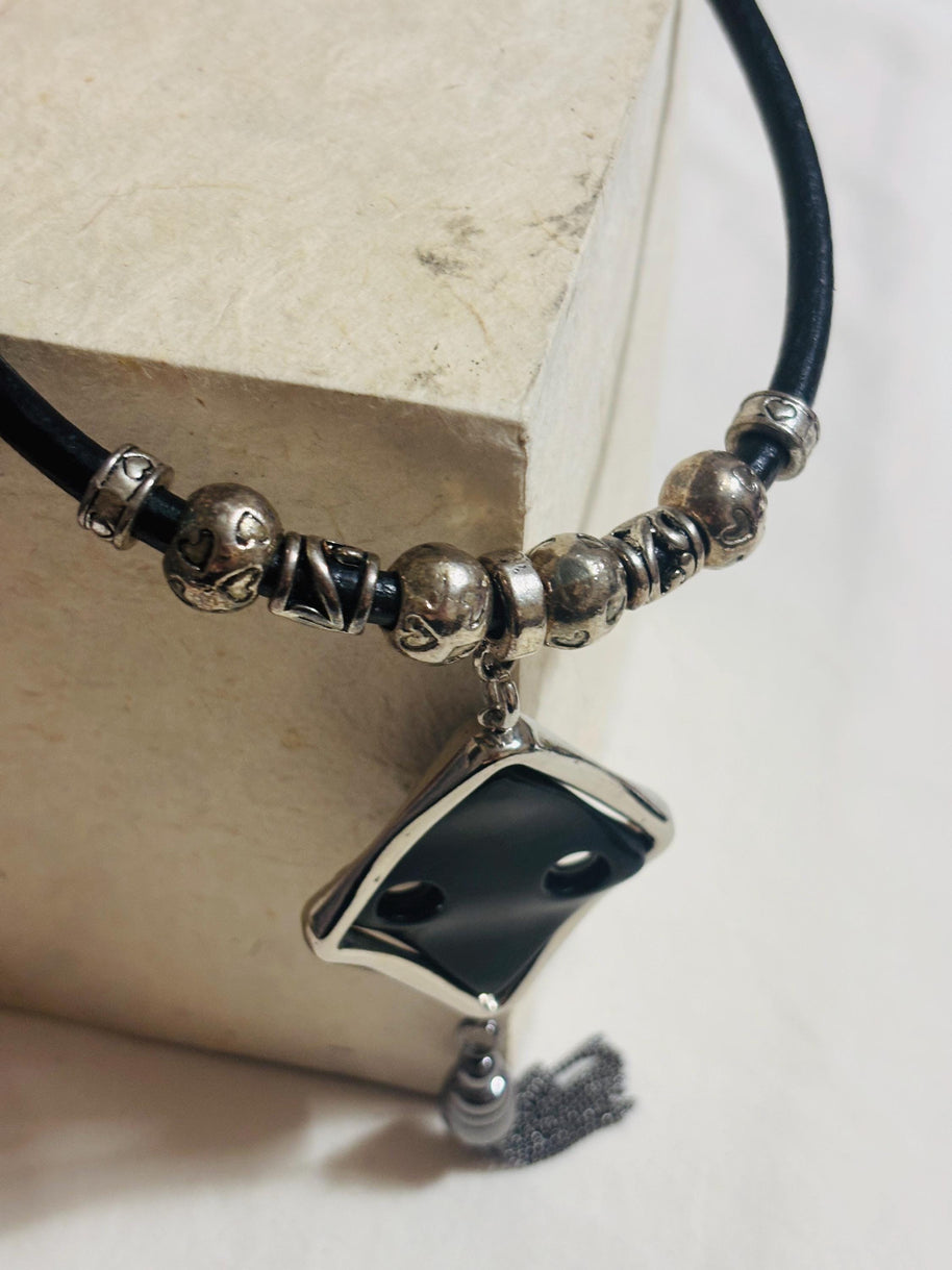 Collana rombo nero con nappina | Girocollo dark elegante con ciondolo geometrico | Collana gotica moderna donna