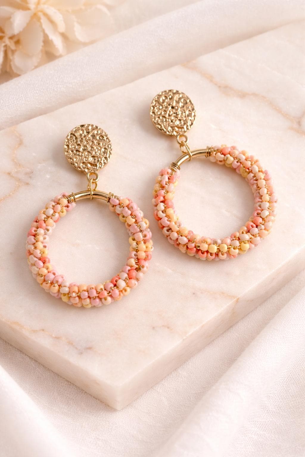 Orecchini a cerchio con perline rosa e oro–Orecchini pendenti boho chic-Acciaio antiallergico- Idea regalo donna- Orecchini eleganti leggeri