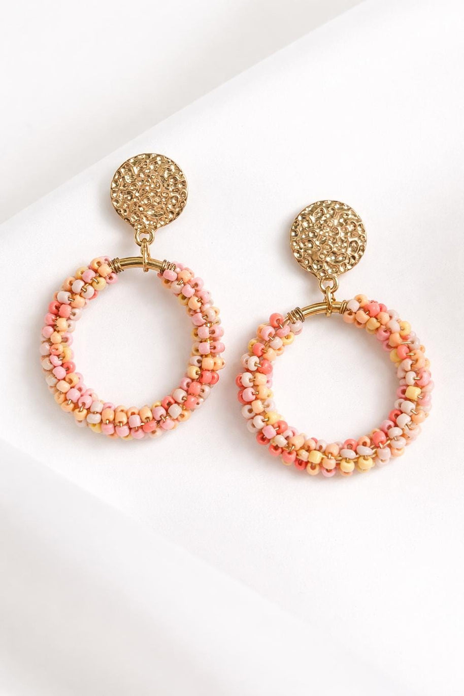 Orecchini a cerchio con perline rosa e oro–Orecchini pendenti boho chic-Acciaio antiallergico- Idea regalo donna- Orecchini eleganti leggeri