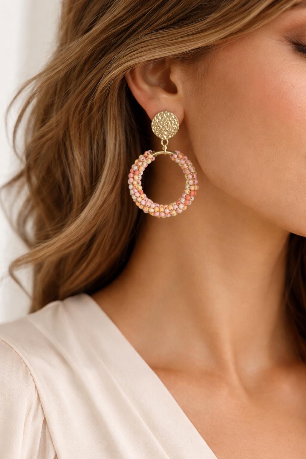 Orecchini a cerchio con perline rosa e oro–Orecchini pendenti boho chic-Acciaio antiallergico- Idea regalo donna- Orecchini eleganti leggeri