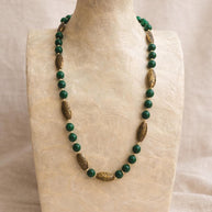 Collana lunga in pietra verde naturale | Collana boho con perline | Green stone boho necklace, collana verde oro naturale etnica