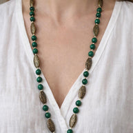 Collana lunga in pietra verde naturale | Collana boho con perline | Green stone boho necklace, collana verde oro naturale etnica
