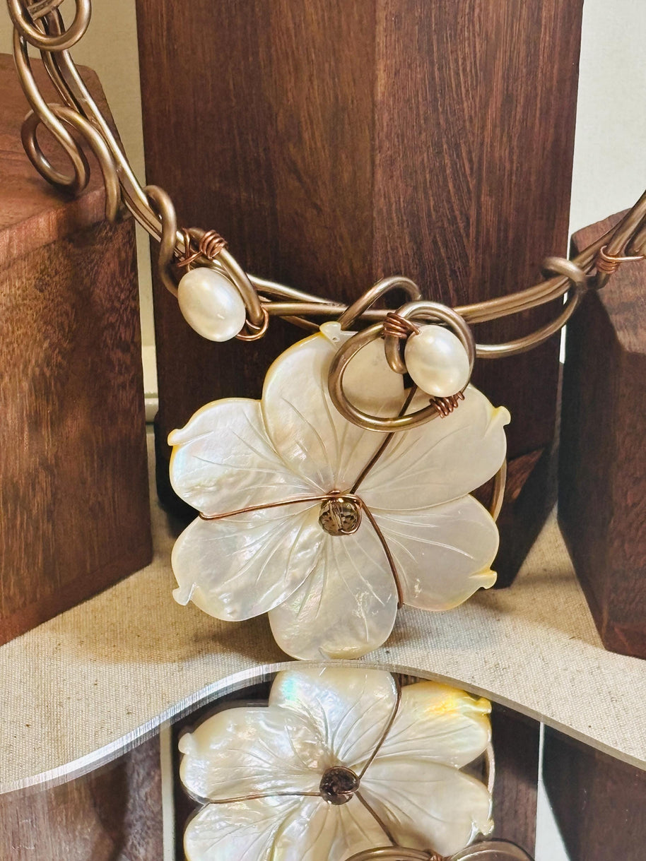 Collana rigida in rame ossidato e madreperla naturale con fiore grande | Girocollo boho chic elegante | Gioiello artigianale donna