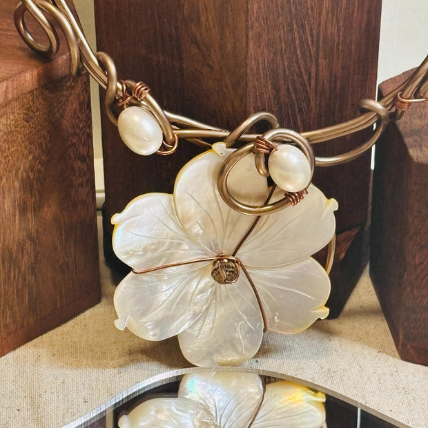 Collana rigida in rame ossidato e madreperla naturale con fiore grande | Girocollo boho chic elegante | Gioiello artigianale donna