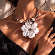 Collana rigida in rame ossidato e madreperla naturale con fiore grande | Girocollo boho chic elegante | Gioiello artigianale donna