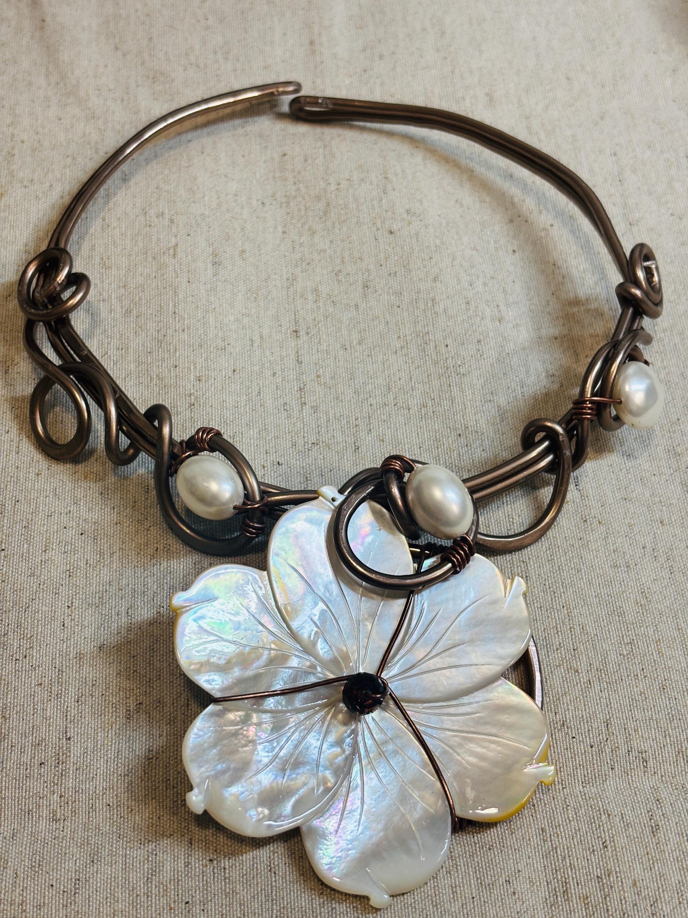 Collana rigida in rame ossidato e madreperla naturale con fiore grande | Girocollo boho chic elegante | Gioiello artigianale donna