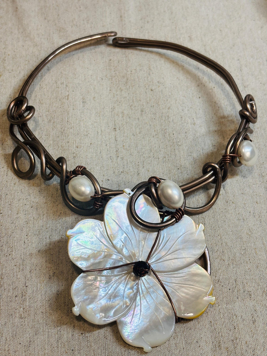 Collana rigida in rame ossidato e madreperla naturale con fiore grande | Girocollo boho chic elegante | Gioiello artigianale donna