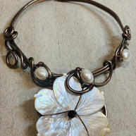 Collana rigida in rame ossidato e madreperla naturale con fiore grande | Girocollo boho chic elegante | Gioiello artigianale donna